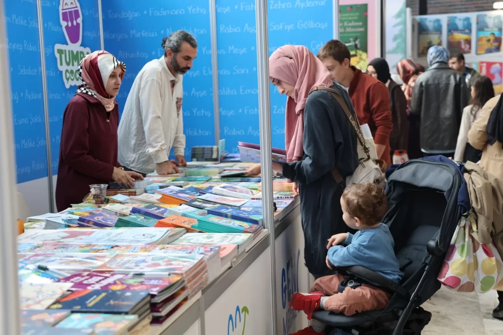 Minik eller bu fuarda ilk kitaplarını seçti - görsel 4