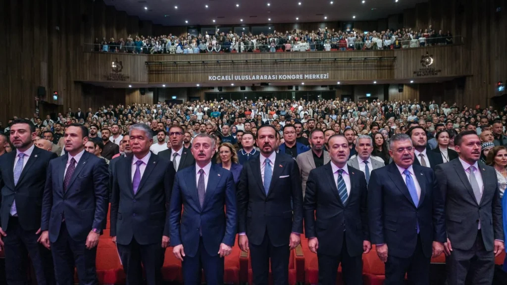 Salon doldu, vatandaşlar dışarıya taştı - görsel 2