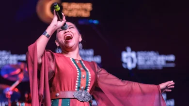 Salon doldu, vatandaşlar dışarıya taştı