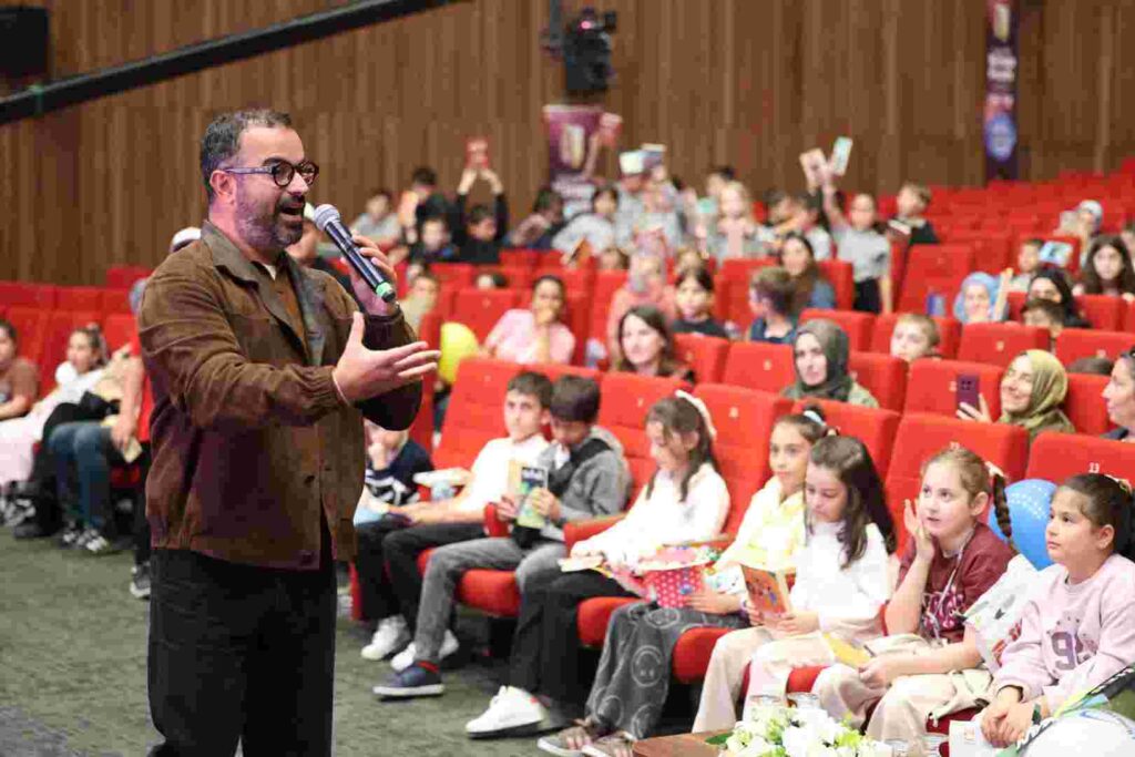 “Yazarlığa giden yol kitap okumaktan geçiyor”