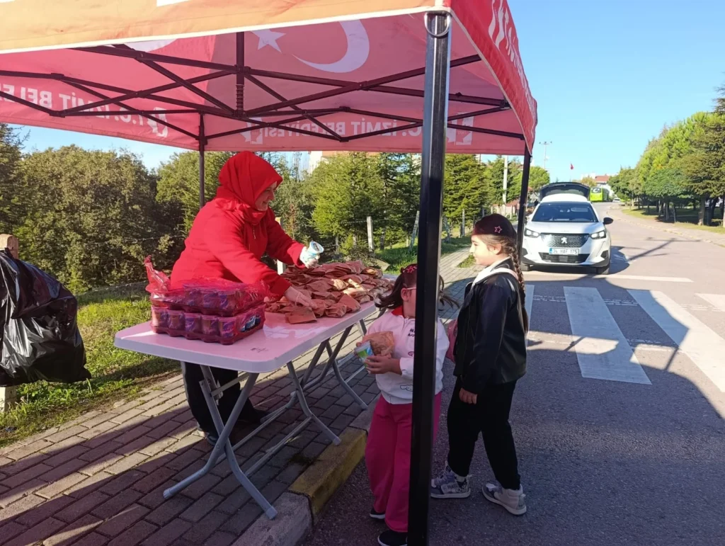 İzmit Belediyesi, Beslenme Saati Projesi’ne kararlılıkla devam ediyor - görsel 3