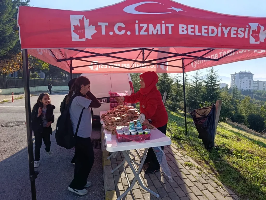 İzmit Belediyesi, Beslenme Saati Projesi’ne kararlılıkla devam ediyor - görsel 4