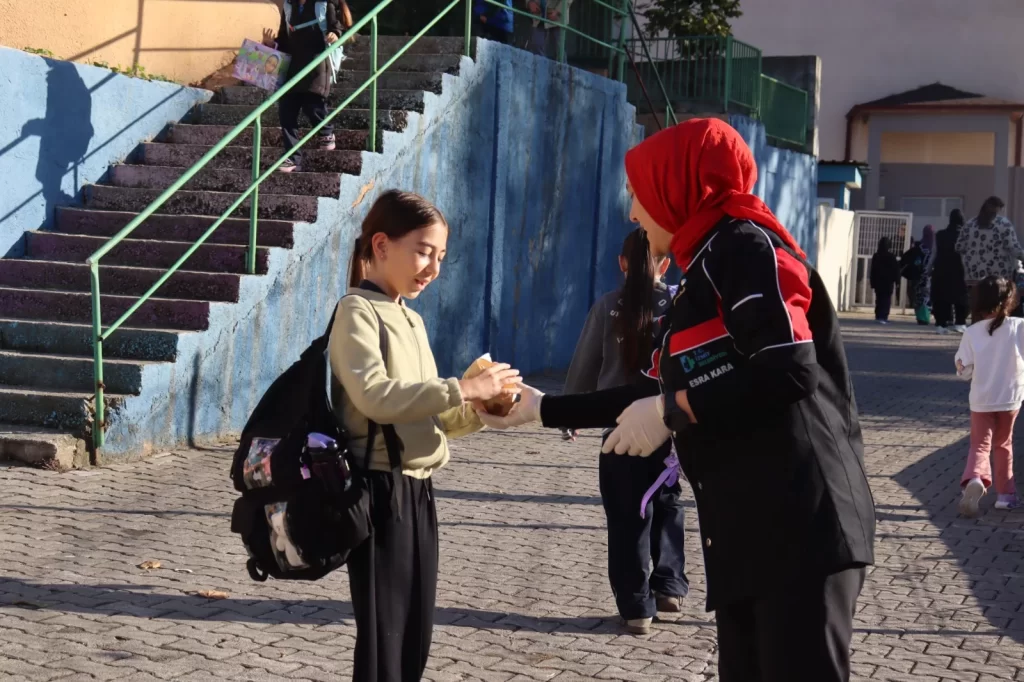 İzmit Belediyesi, Beslenme Saati ile öğrencilerin yanında olmaya devam ediyor - görsel 3