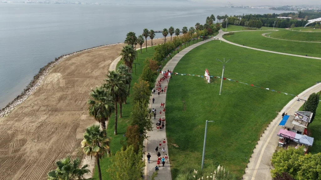 İzmit Belediyesi, Dünya Yürüyüş Günü’nde öğrencilerle sağlıklı yaşam için yürüdü - görsel 2