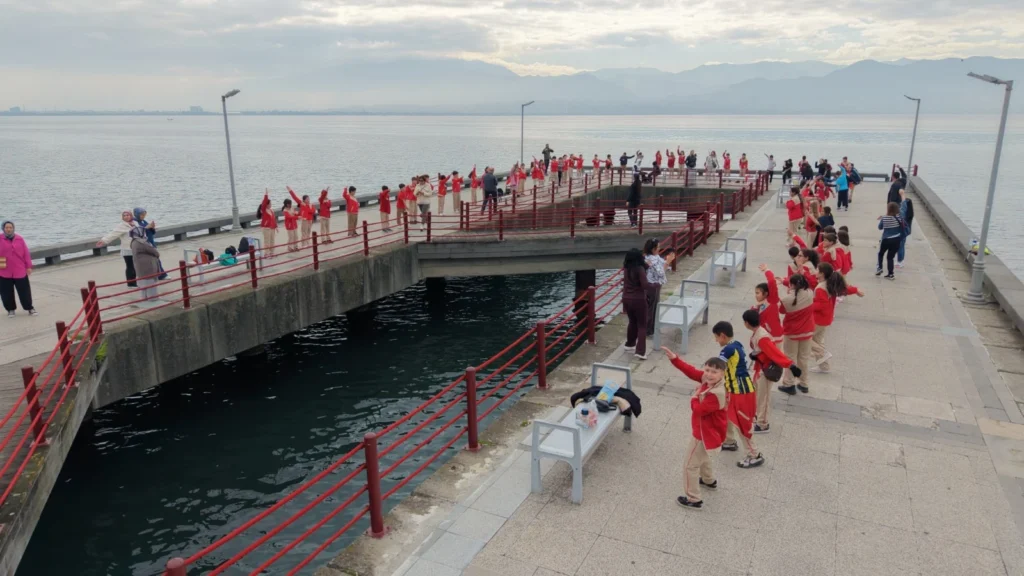İzmit Belediyesi, Dünya Yürüyüş Günü’nde öğrencilerle sağlıklı yaşam için yürüdü - görsel 3