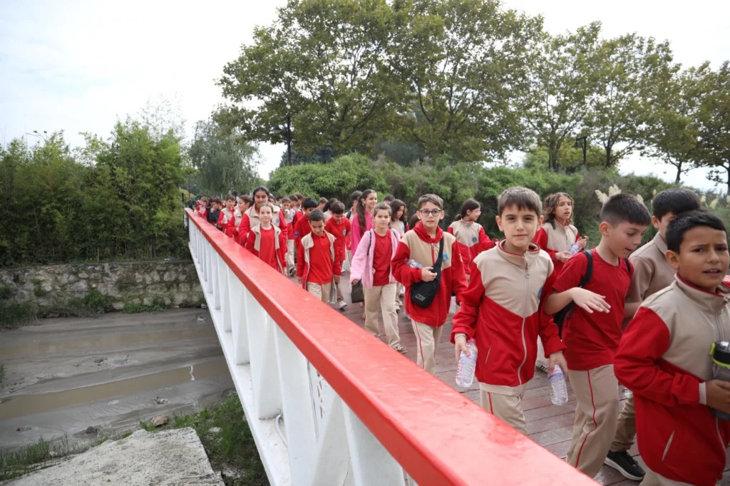 İzmit Belediyesi, Dünya Yürüyüş Günü’nde öğrencilerle sağlıklı yaşam için yürüdü - görsel 4