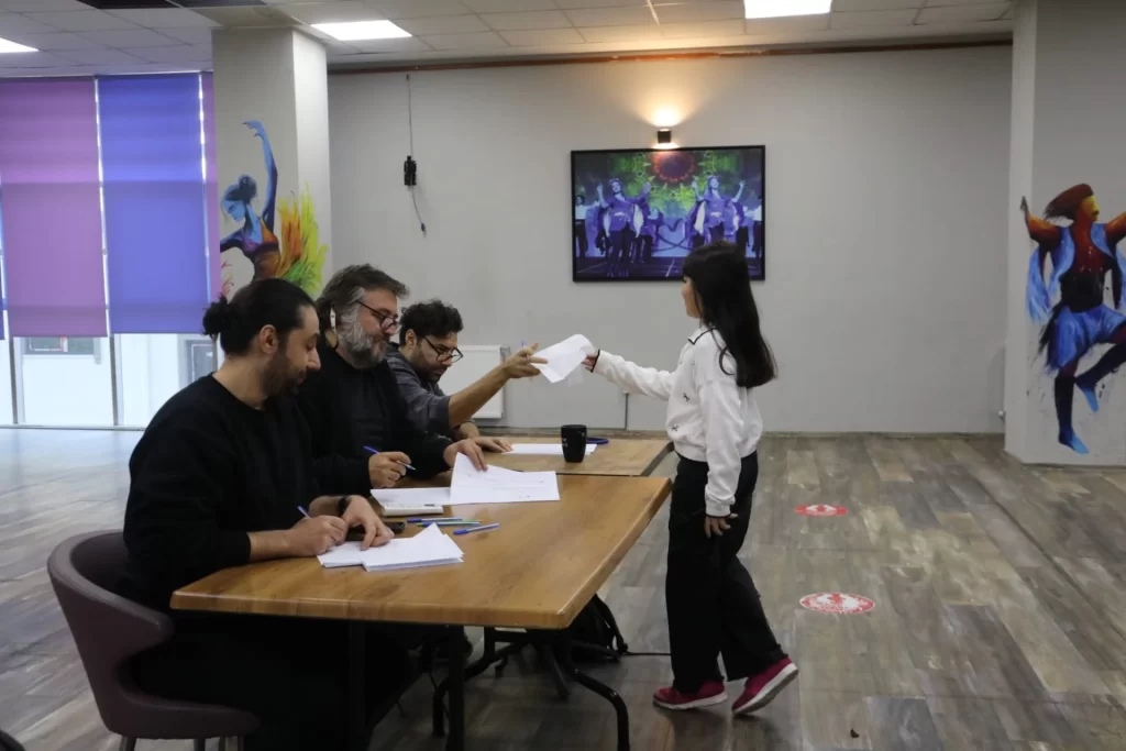 İzmit Belediyesi Sanat Akademisinde tiyatro seçmeleri tamamlandı - görsel 4