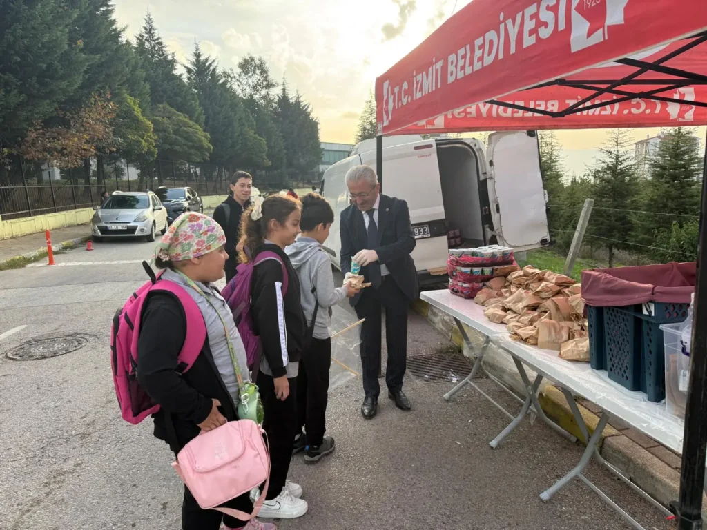 İzmit Belediyesi, öğrencilere beslenme desteğini sürdürüyor - görsel 2
