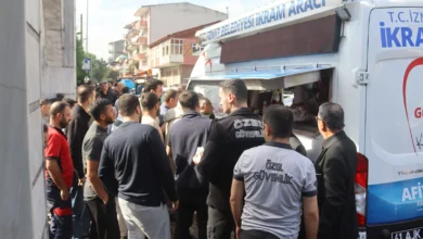İzmit Belediyesinden Cuma Namazı çıkışı cemaate ikram
