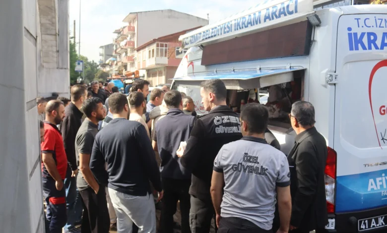 İzmit Belediyesinden Cuma Namazı çıkışı cemaate ikram