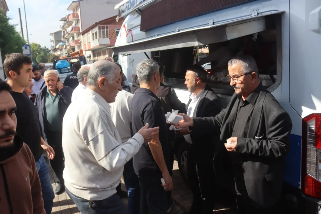 İzmit Belediyesinden Cuma Namazı çıkışı cemaate ikram - görsel 2