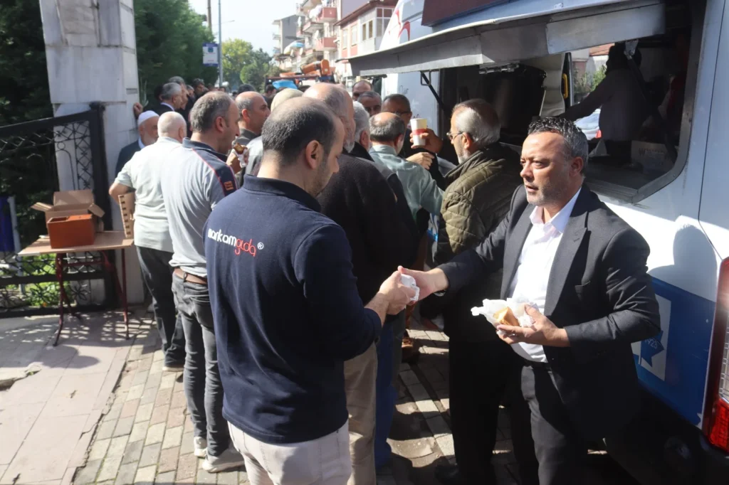 İzmit Belediyesinden Cuma Namazı çıkışı cemaate ikram - görsel 3