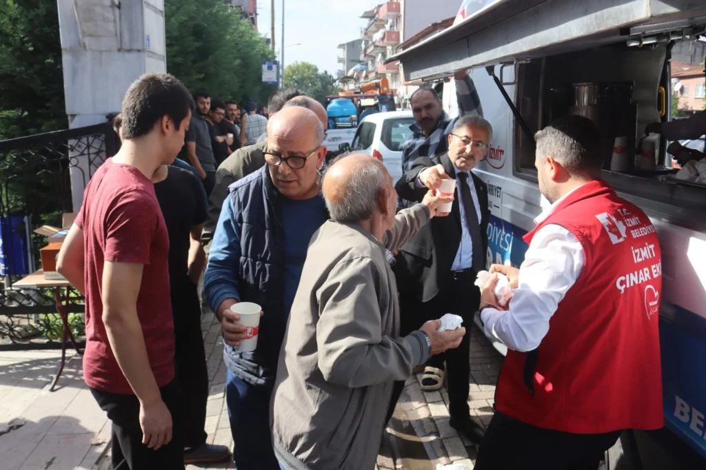 İzmit Belediyesinden Cuma Namazı çıkışı cemaate ikram - görsel 4