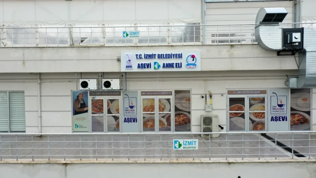 İzmit Belediyesinden üniversitelilere ücretsiz akşam yemeği - görsel 2