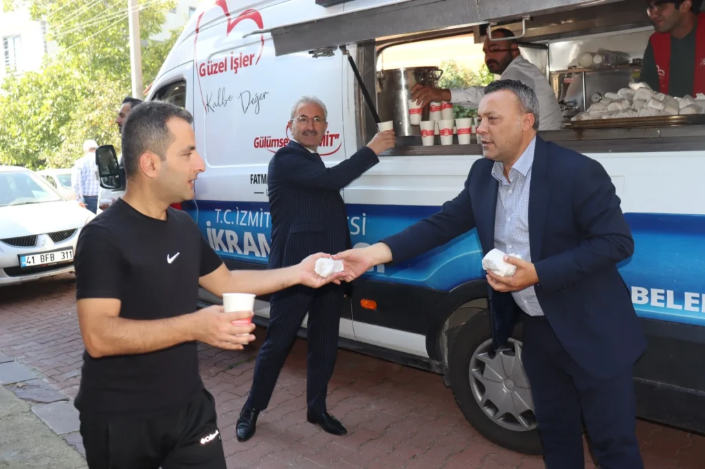 İzmit Belediyesinin Cuma ikramları bu hafta Kocatepe’de gerçekleşti - görsel 3