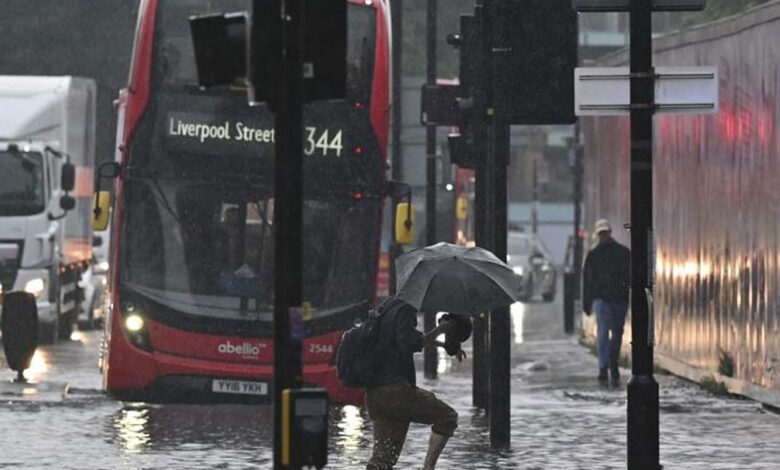 Londra’da sel! Otobüsler yollarda kaldı!