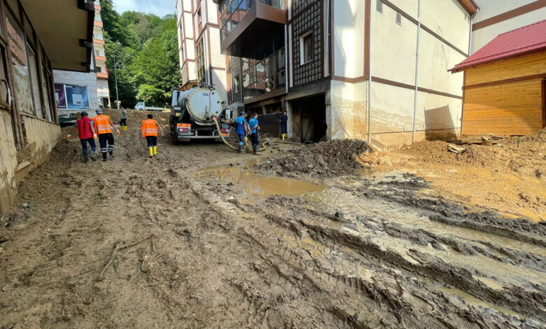 Rize’de sel sonrası temizlik ve ilaçlama sürüyor