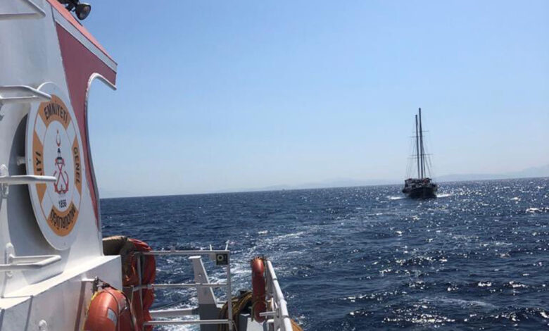 Muğla Datça açıklarında denizde sürüklenen gulet kurtarıldı