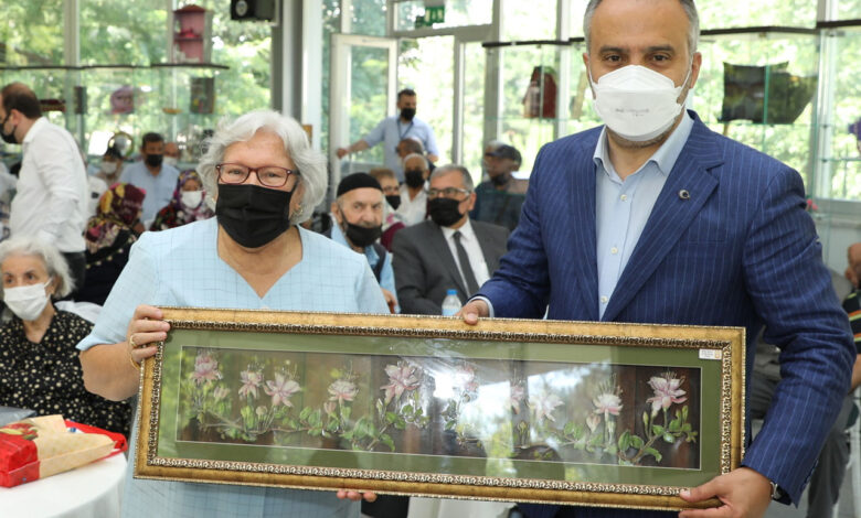 Bursa’da huzurevi ve hastanede bayramlaşma