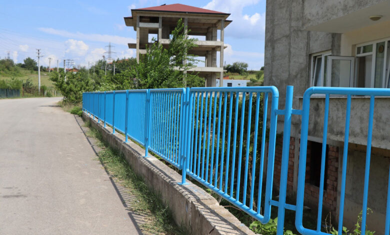 Kocaeli İzmit’te tehlikeli duvara demir korkuluk