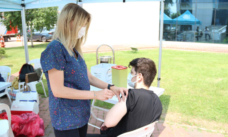 Kocaeli Büyükşehir personelini aşılıyor