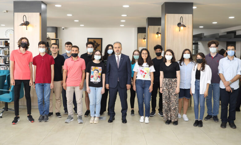 Bursa’da sınavlarda dereceye giren öğrencilere Büyükşehir ödülü