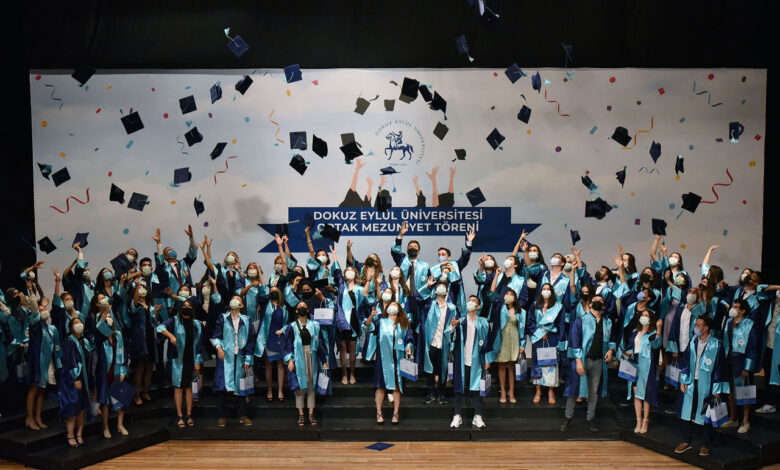 Dokuz Eylül’de ortak mezuniyet sevinci
