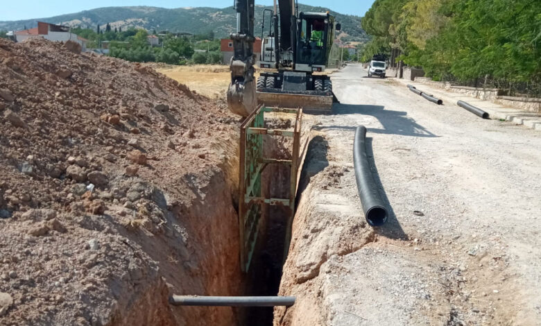 Manisa Saruhanlı’da kanalizasyon döşeme çalışmaları sürüyor