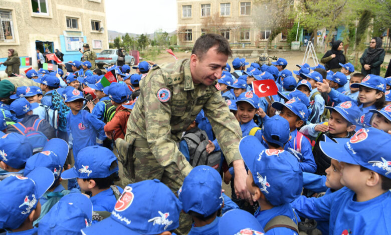 Mehmetçik, Afganistan’da çocukların gönlünde