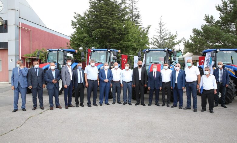 Kayseri Büyükşehir’den çiftçilere traktör desteği