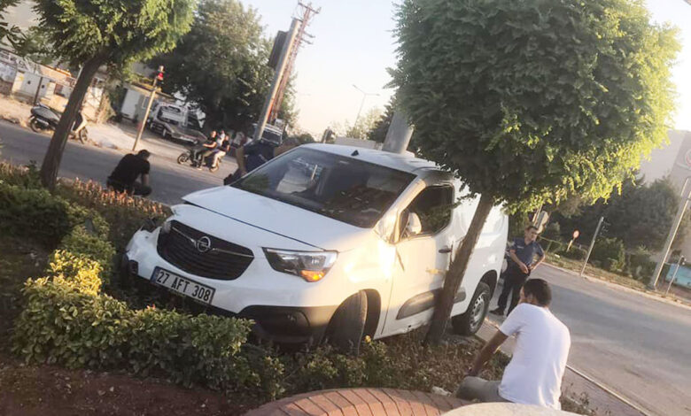 Kilis’te hayvana çarpmamak için refüje çıktı!