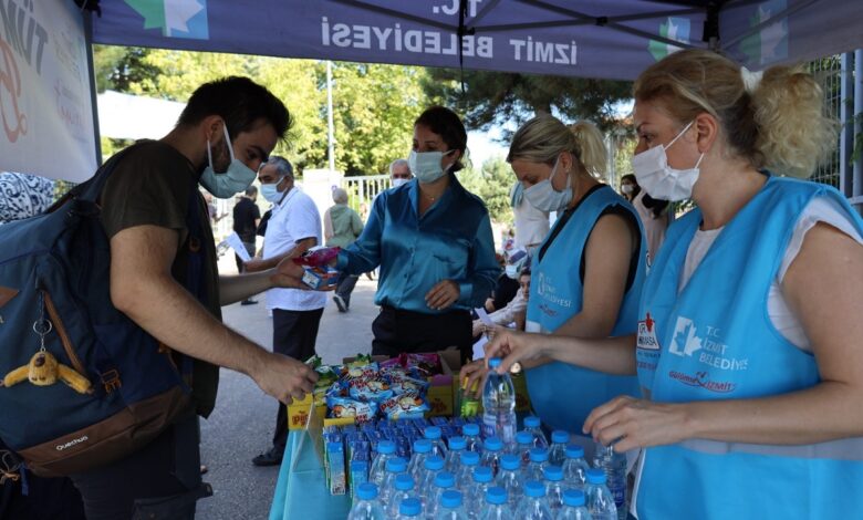 Kocaeli’nin İzmit Belediyesi sınava girecek adayları yine yalnız bırakmadı