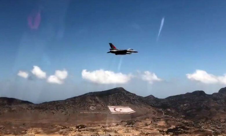 Türk Yıldızları’ndan selamlama uçuşu