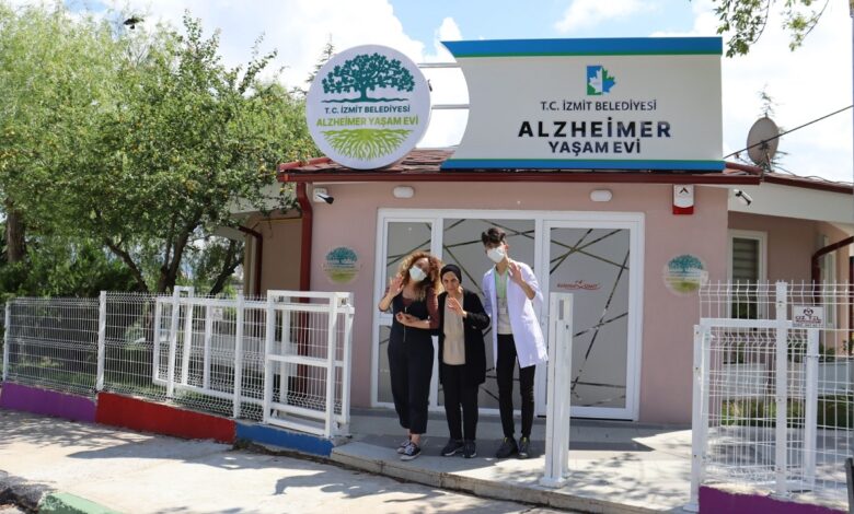 İzmit’te sosyal yaşama katılan hastalar Alzheimer Yaşam Evi’nde çok mutlu