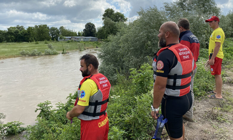 Sakarya Nehri’nde kaybolan genci arama çalışmaları sürüyor