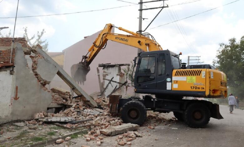 Akmeşe Cumhuriyet Mahallesi’ndeki metruk bina yıkıldı