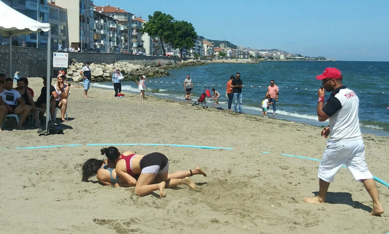 Türkiye Plaj Güreşi şampiyonası Mudanya sahilinde yapıldı