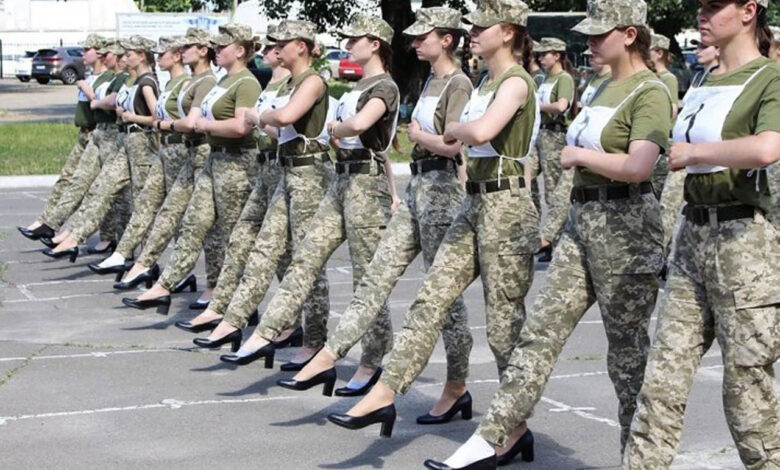 Ukrayna’da kadın askerlere topuklu ayakkabılarla talim yaptırılıyor