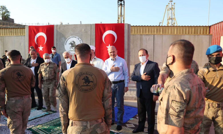 Bakan Soylu, Mehmetçikle namaz kıldı, bayramlaştı