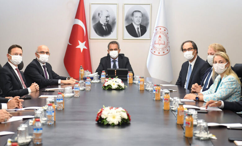 Bakan Özer: “Okulların açılması için vakaların sıfırlanmasını bekleyemeyiz”