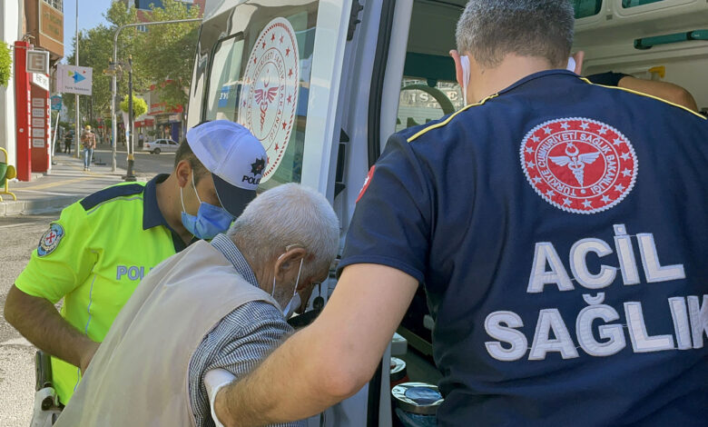 Adıyaman’da yere yığılan yaşlı adamın imdadına polisler yetişti