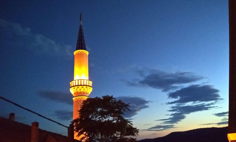 Manisa’da depremde hasar gören minare ‘ışıl ışıl’ oldu
