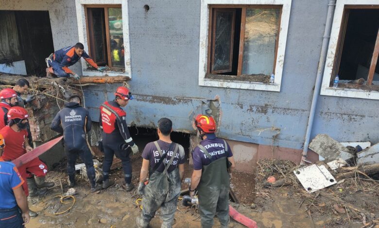İBB sel bölgesinde mesai harcıyor