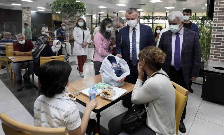 Kocaeli’de hasta ve hasta yakınlarına Başkan Büyükakın morali