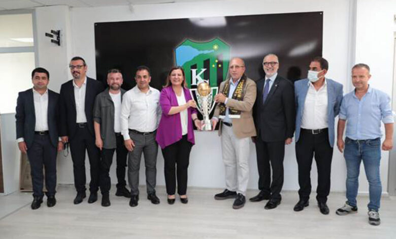 İzmit’te Başkan Hürriyet’ten Kocaelispor’a transfer hediyesi