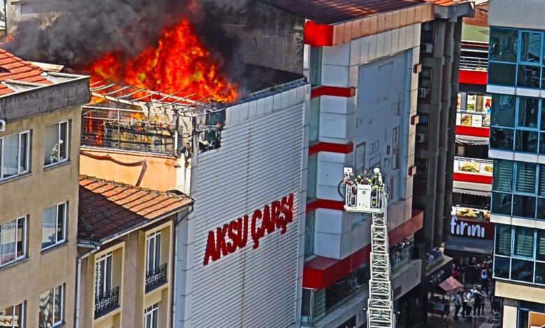 Yangında mahsur kalan engelli genci zabıta kurtardı