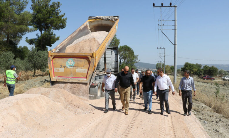 Manisa Gördes’te 30 kilometrelik yolda temel serme çalışması