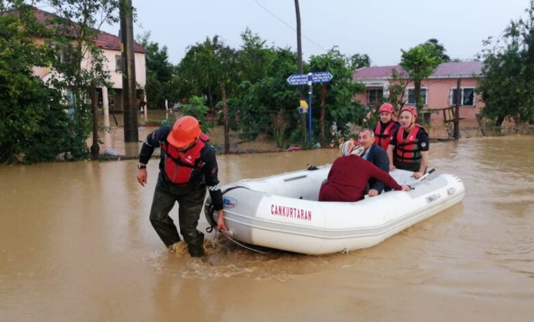 Sakarya Büyükşehir afet bölgesinde yaraları sarıyor