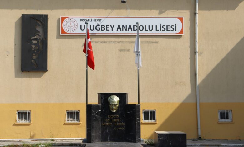 İzmit Belediyesi’nden Uluğbey AL’ye yeni Atatürk büstü