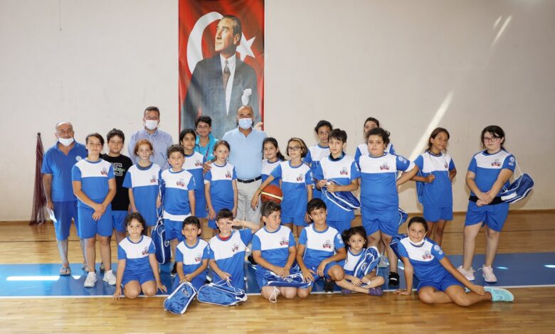 Genç basketbolculara formalar Mudanya Belediye Başkanı’ndan
